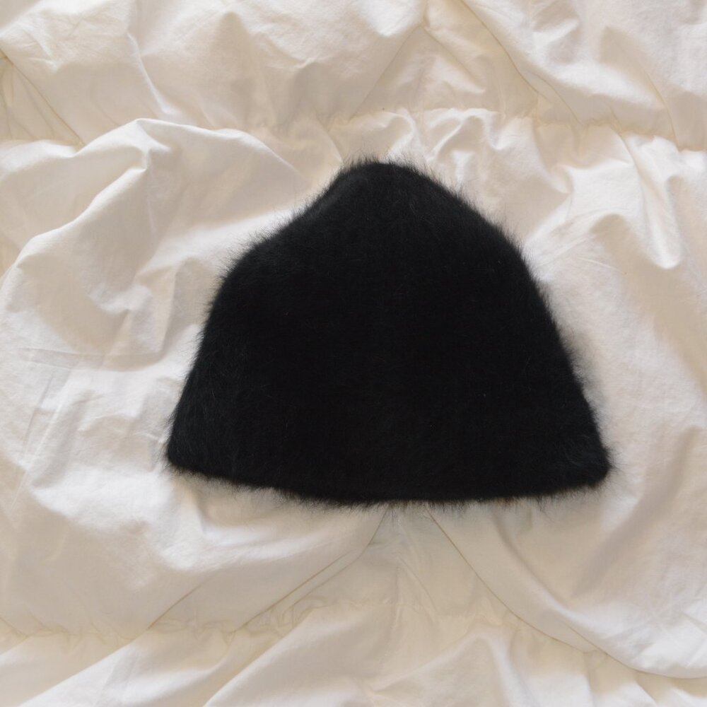 Like New Women's Black Fuzzy Fashion Beanie